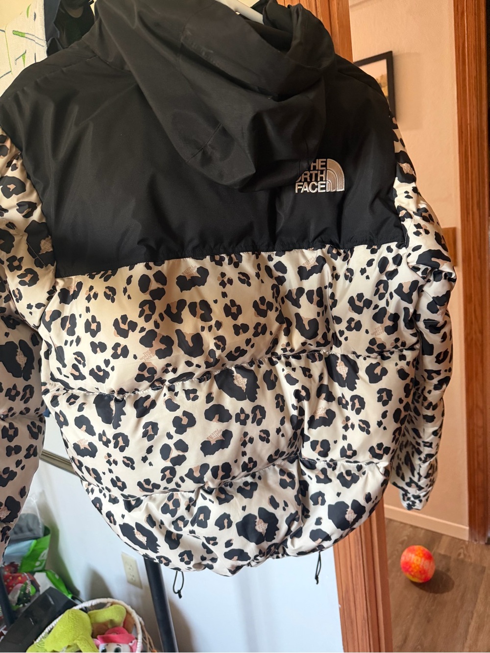 The North Face ' Leopard Print Puffer Jacket - Black & White - Picture 4 of 5